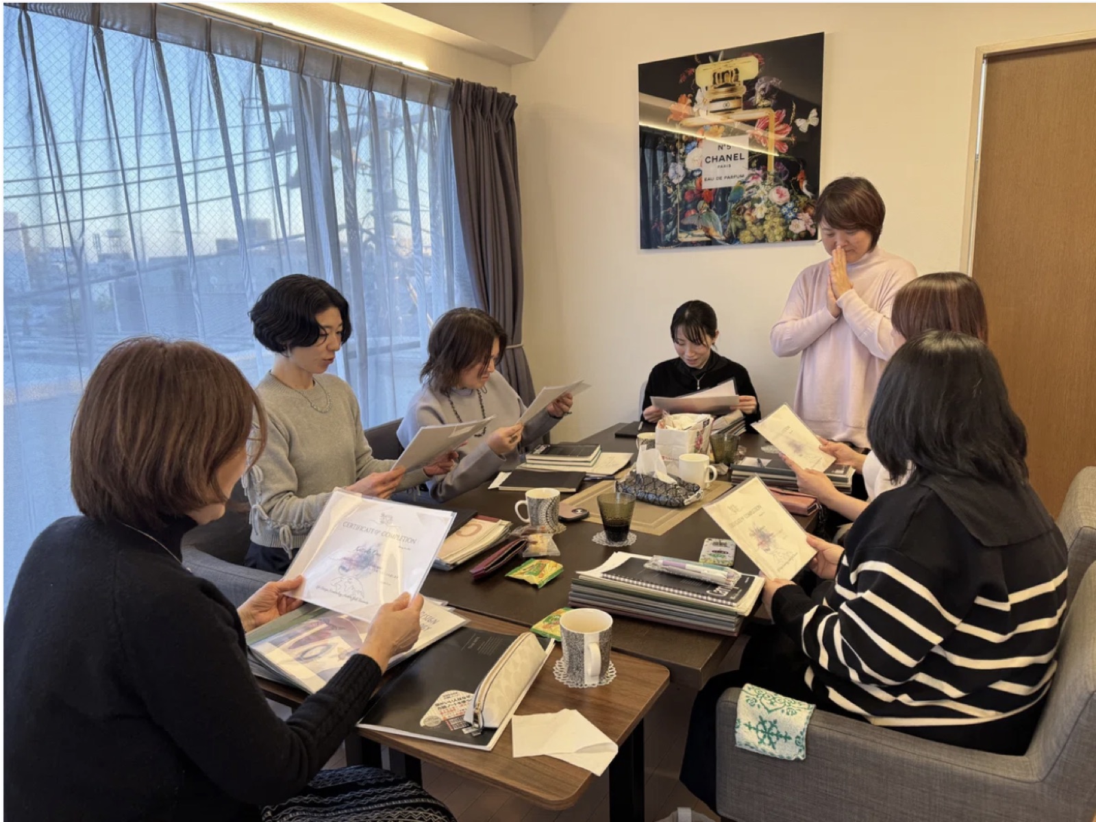 実際の講座の様子。修了証を手にした受講生たち